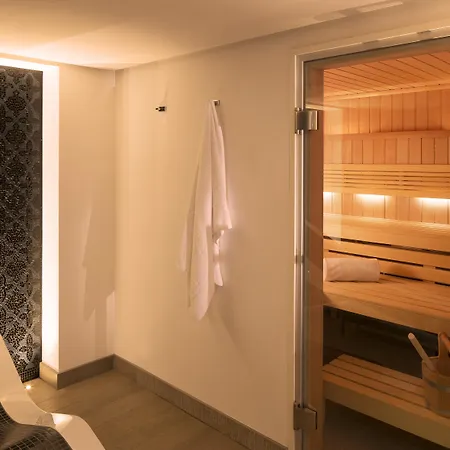 D - Hotel